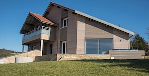 A modern two-story house with a balcony, a garage, and a swimming pool. - Chalet Horizon, 11-guest chalet in Gérardmer – Sauna, Jacuzzi (Gérardmer)