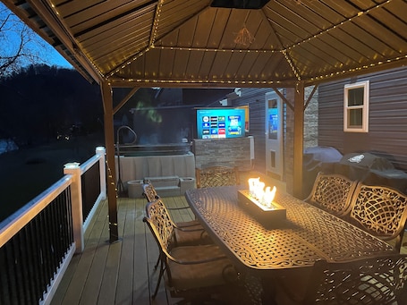 Outdoor dining. Riverfront 3-bedroom house