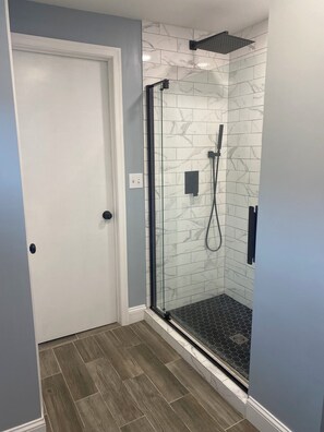 Bruser, hårtørrer, bidet, håndklæder