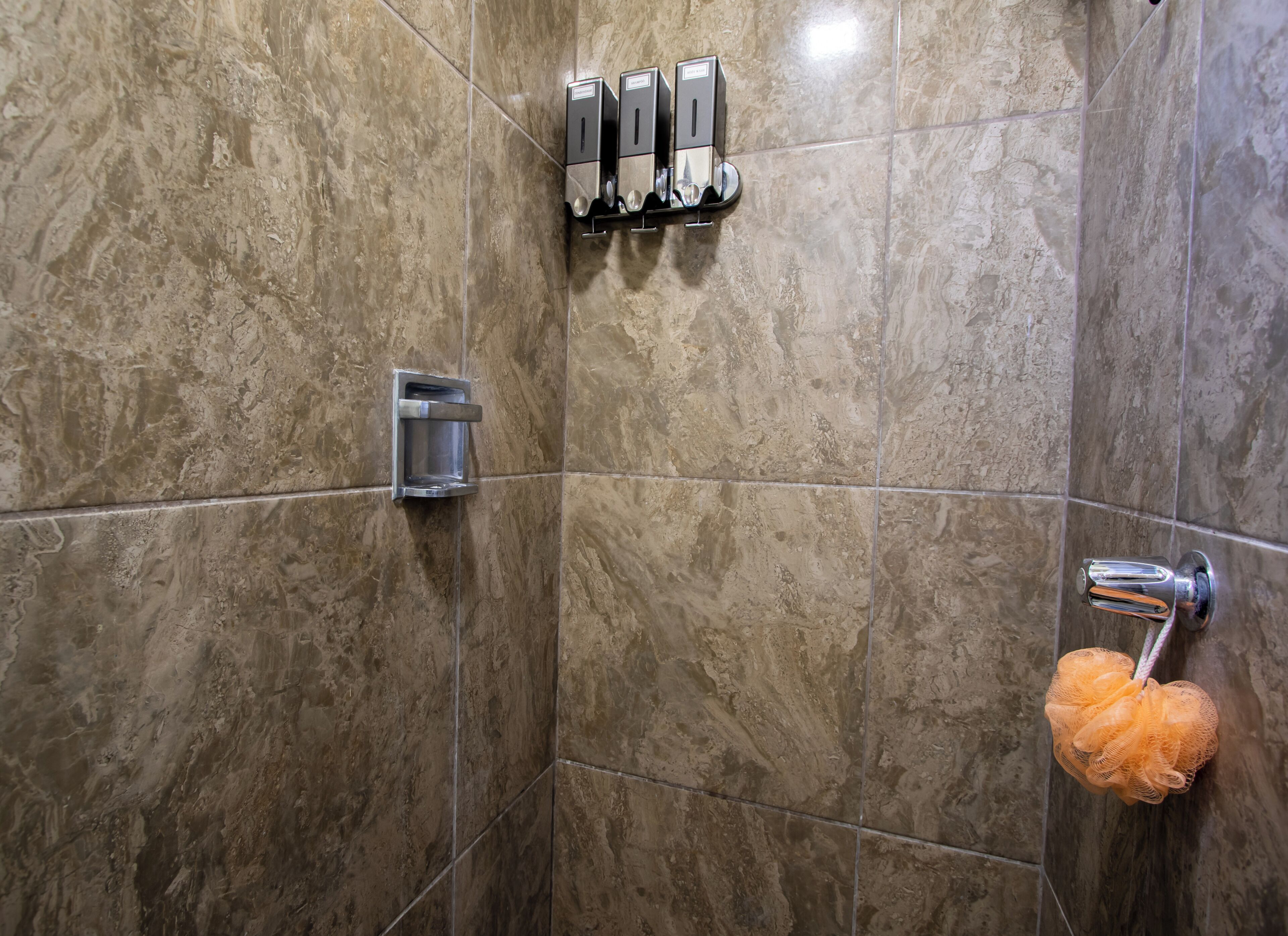 Regadera, toallas, jabón, papel de baño 