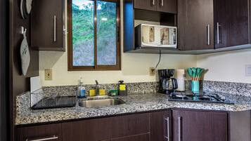 Refrigerador, microondas, placa de cocina, cafetera/tetera