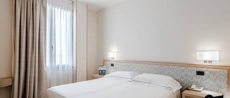 Comfort tweepersoonskamer, 1 tweepersoonsbed, privébadkamer | Een minibar, een kluis op de kamer, een bureau, gratis wifi