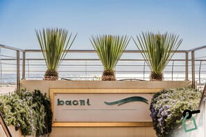 På stranden, solsenger og parasoller