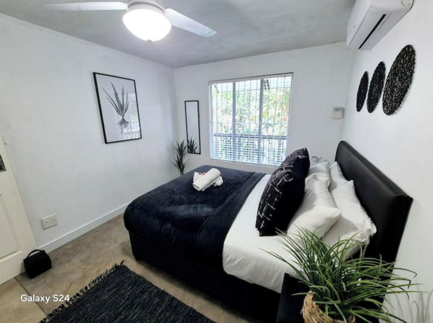 1 habitación, tabla de planchar con plancha y ropa de cama 