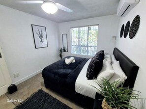 1 غرفة نوم ومكواة/لوح كي وملاءات أسرّة