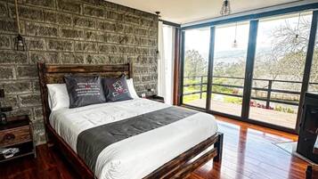 Minibar, free WiFi, bed sheets