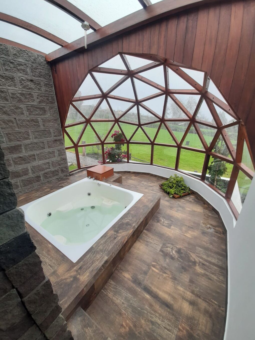 Deluxe-sviitti, näköala puutarhaan | Kylpyhuone | Pyyhkeet, saippua, sampoo, vessapaperi