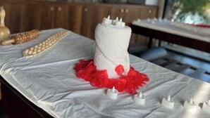 Una cocina con encimera blanca, un rodillo y un pastel con glaseado blanco y decoración roja.