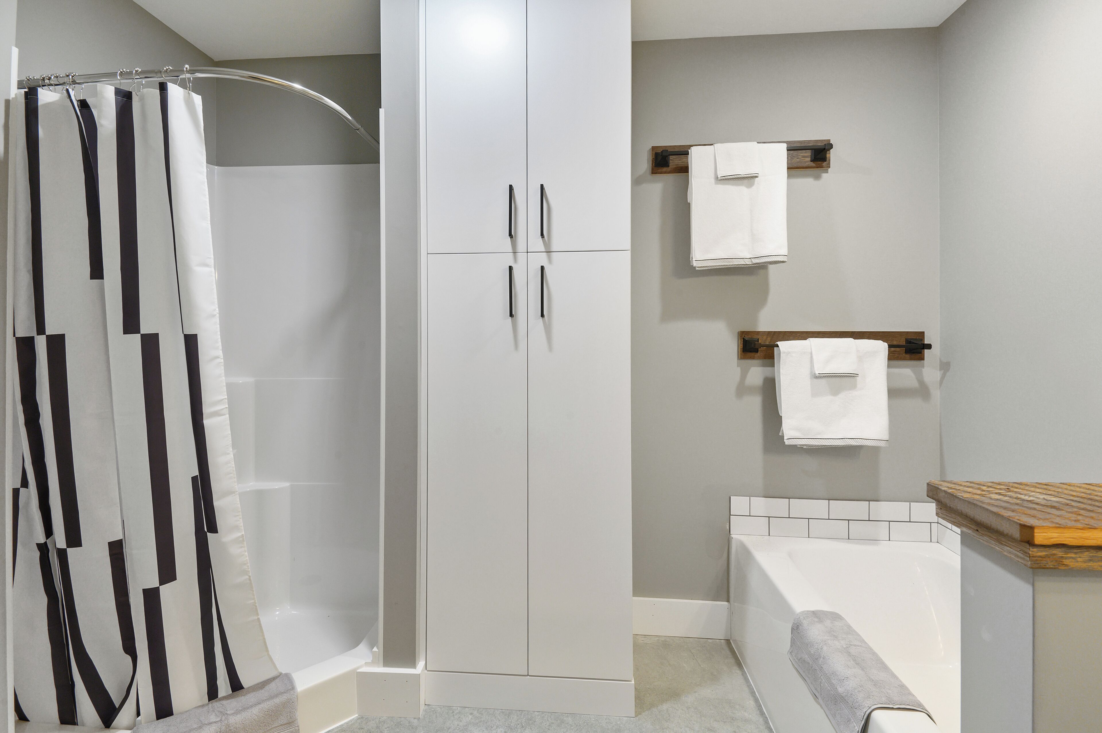 Secador de pelo, toallas, jabón, shampoo