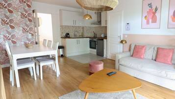 Deluxe appartement, uitzicht op tuin | Woonruimte | Een 119-cm smart-tv met digitale zenders