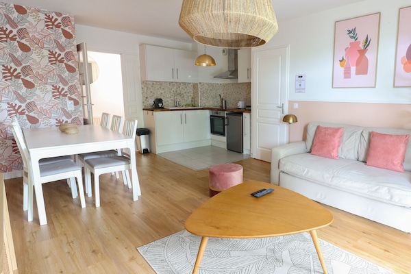 Deluxe Apartment, Garden View | Living area | 119-cm Smart TV with digital channels