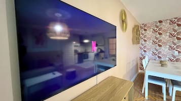 Deluxe appartement, uitzicht op tuin | Televisie