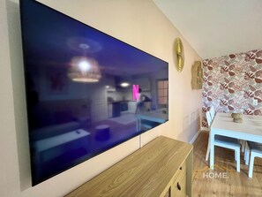 Deluxe Apartment, Garden View | Television - 123home- Garden & spa (Serris)