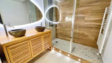 Appartement Deluxe, vue jardin | Salle de bain