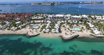 Studio Coconut, in holiday residence, with sea, beach and pool view