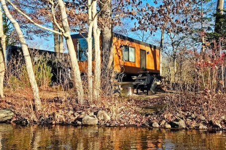 Exterior. Cozy Lakefront Tiny House