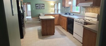 Charming 3-bedroom resort with WiFi, TV, and AC located on beautiful Gull Lake!