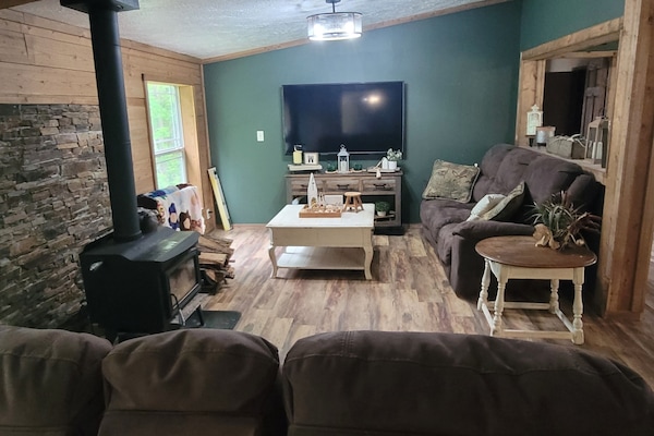 Smart TV, chimenea, videojuegos y futbolito