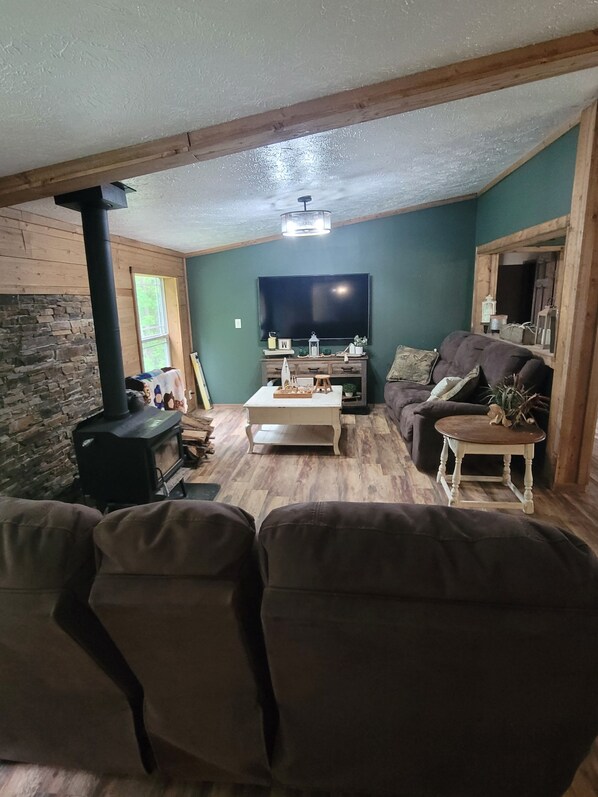 Smart TV, fireplace, video games, table football - Charming 3-bedroom resort with WiFi, TV, and AC located on beautiful Gull Lake! (Tenstrike)