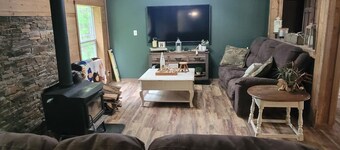 Charming 3-bedroom resort with WiFi, TV, and AC located on beautiful Gull Lake! 