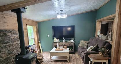 Charming 3-bedroom resort with WiFi, TV, and AC located on beautiful Gull Lake!