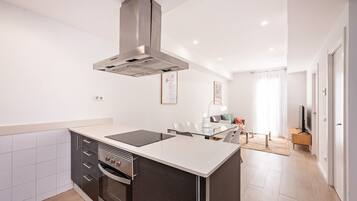 Fridge, oven, stovetop, coffee/tea maker