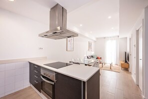 Køleskab, ovn, kogeplade, kaffe-/temaskine