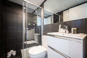 Hair dryer, towels - Sweett | Symphonic Central 301 (Barcelona)