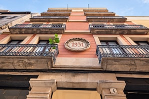 La façade d’un immeuble affiche en grand le numéro « 1931 », qui correspond à l’adresse.