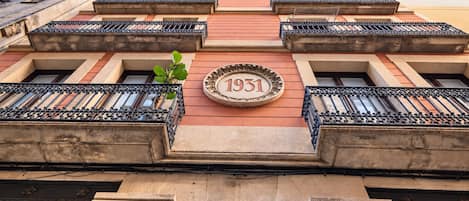 A building facade with a prominent number '1931' indicating the address.