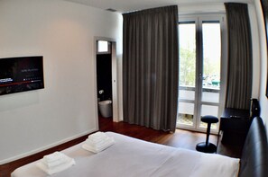 1 habitación, tabla de planchar con plancha, wifi y ropa de cama