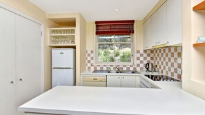 Een koelkast, een microgolfoven, een oven, een kookplaat