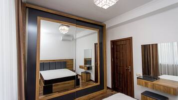 5 bedrooms, iron/ironing board, WiFi, bed sheets