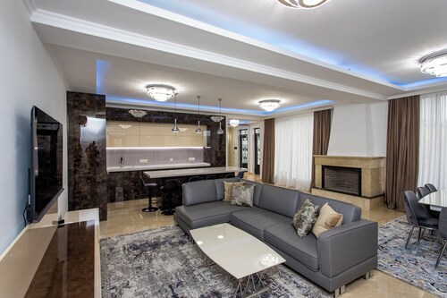 7mins-Tbilisi Mall/19mins-Jvari Monastery.
Fab and cosy home with swimming pool!