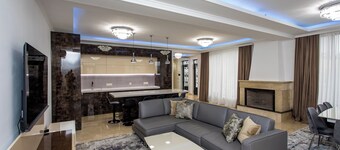7mins-Tbilisi Mall/19mins-Jvari Monastery.
Fab and cosy home with swimming pool!