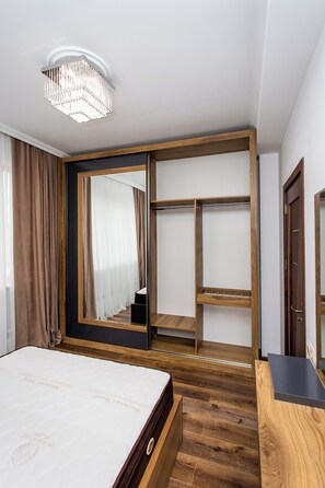 5 habitaciones, tabla de planchar con plancha, wifi y ropa de cama 