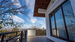 Een modern gebouw met grote ramen en een balkon.