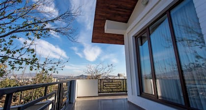 7mins-Tbilisi Mall/19mins-Jvari Monastery.
Fab and cosy home with swimming pool!