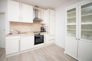 Kühlschrank, Ofen, Geschirrspüler, Wasserkocher mit Kaffee-/Teezubehör