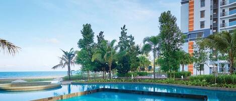 4 kolam renang outdoor, dengan payung kolam renang dan kursi berjemur