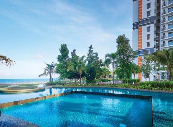 4 hồ bơi ngoài trời, dù/ô trên bãi biển/hồ bơi, ghế dài tắm nắng 