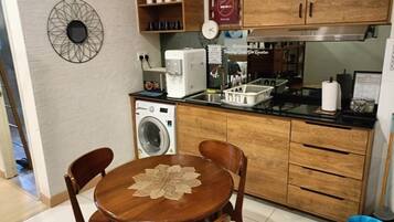 Family Condo, Sea View | Dapur peribadi | Cerek elektrik