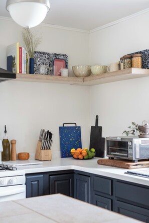 Fridge, oven, stovetop, dishwasher