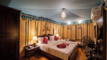 Luxe tent, balkon, uitzicht op zwembad | 1 slaapkamer, een bureau, een laptopwerkplek, gratis wifi