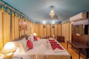 Barraca superluxo, sacada, vista para a piscina | 1 quarto, escrivaninha, espaço de trabalho para notebook