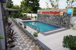 Kolam renang indoor