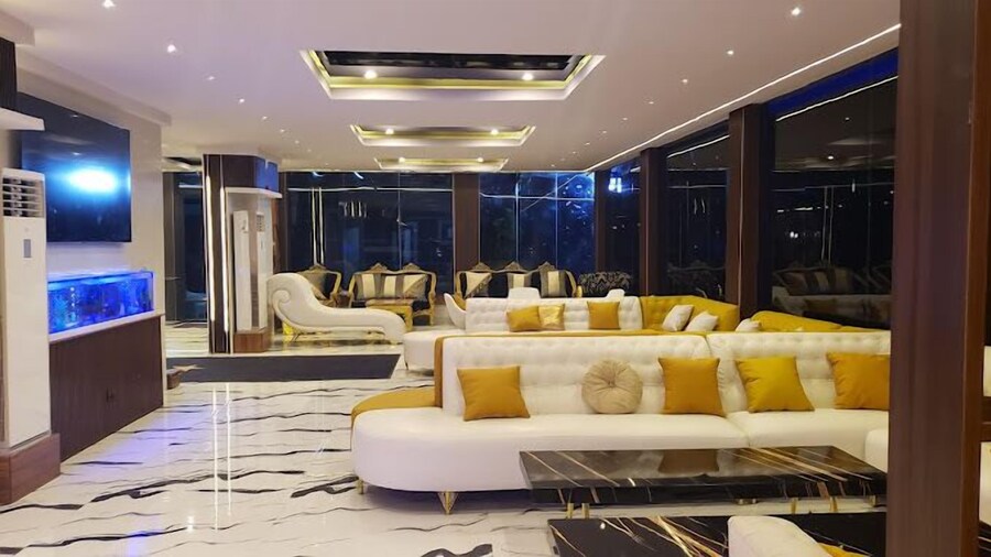 Queens Court Hotel
