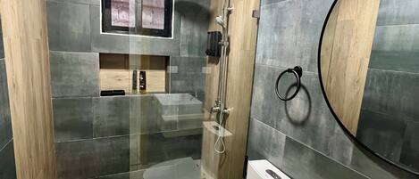 Douche, sĂšche-cheveux, serviettes fournies, savon