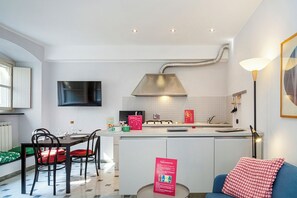 Studio | Eigene Küche | Großer Kühlschrank, Mikrowelle, Herdplatte, Espressomaschine