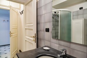 Studio | Badezimmer | Haartrockner, Bidet, Handtücher, Seife